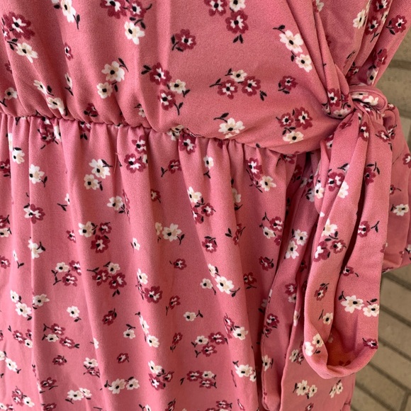 ❌DONATED❌Rose Pink Ditsy Floral V-neck Short Sleeve Wrap Dress - Picture 8 of 10